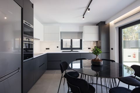 Assorted with a round dining table that seats 6.