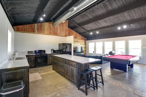 Kitchen | Cooking Basics | Coffee Maker | Breakfast Bar w/ Seating