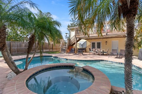 Sitting area in the pool, not a hot tub 