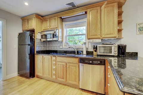 Full kitchen cooktop convection microwave all newer ss with granite countertops.