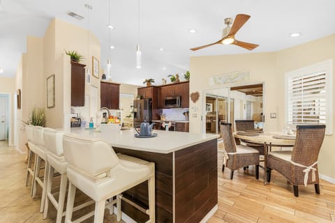 Breakfast bar with 4 comfortable, leather stools.
