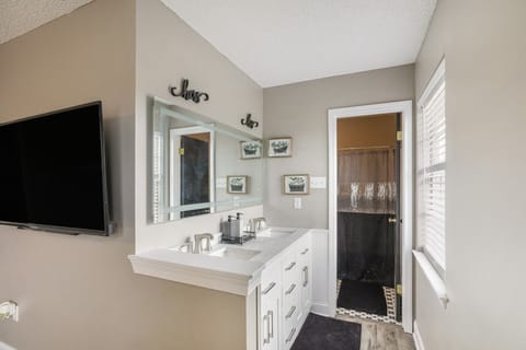 Master bedroom en suite