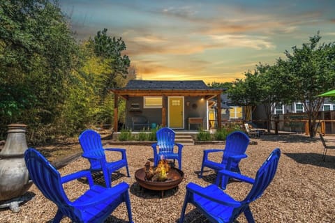 Sitting area outside the Cottage and Main House for relaxing and fire pit chats under the stars!