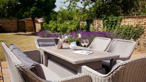 Outside Dining, Kimkeri, Bolthole Retreats