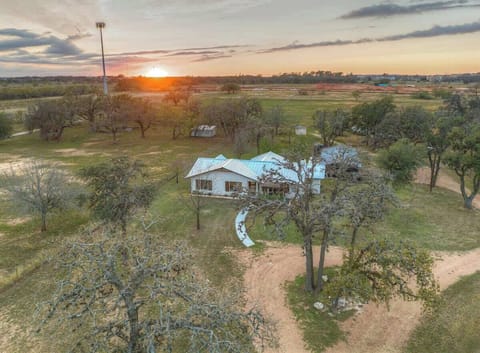 Welcome to "The Getaway" A perfect spot to spend time with family and friends! 