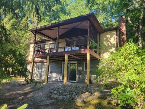 Front of cottage facing West Bluff Drive/lake