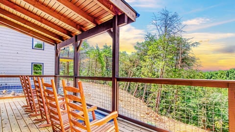Facing the west, our main viewing decks have beautiful and expansive mountain valley views.