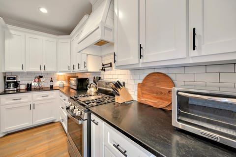 Fully stocked kitchen!