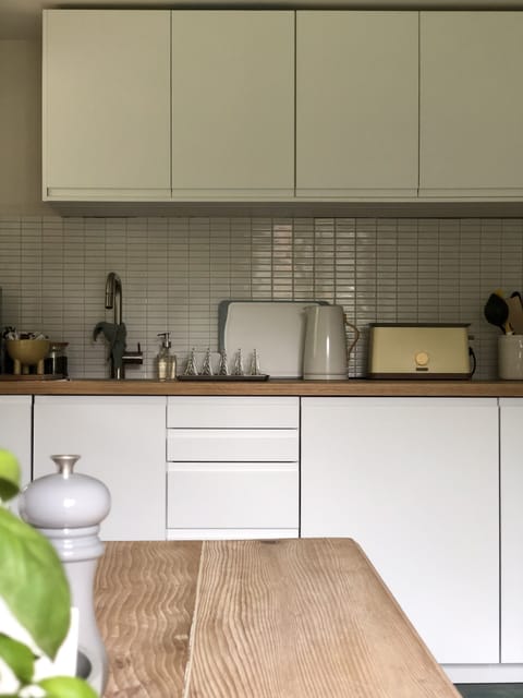 This is a fully equipped kitchen with quality equipment, dishwasher included!