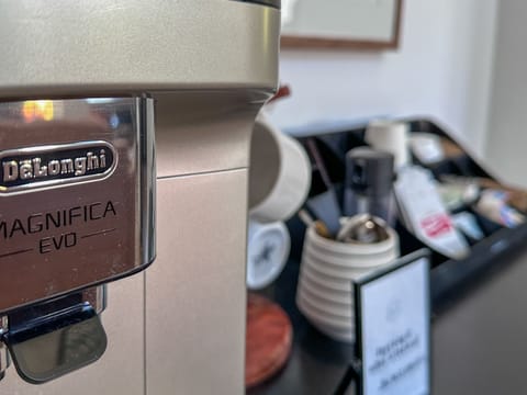 Calling all coffee lovers! Our fully stocked coffee bar features a DeLonghi espresso machine, Keurig drip + single-serve brewer, Chemex, French press, coffee grinder, and electric kettle—everything you need for your perfect morning brew.