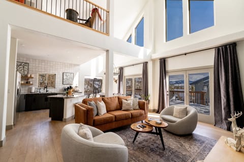 Slopes in sight, pure delight.  Wake up to breathtaking Keystone views in the distance Sip your AM coffee from this cozy and conveniently located retreat in the Wildernest neighborhood of SIlverthorne. 