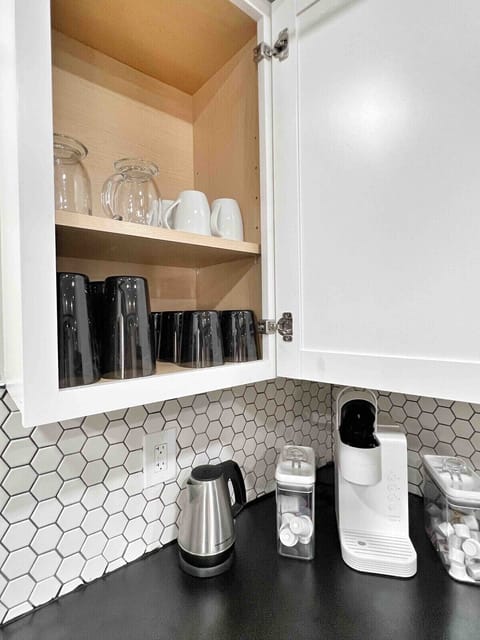 Hot water kettle with small Keurig included