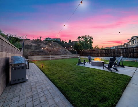 BACKYARD AND PATIO 
Fire pit