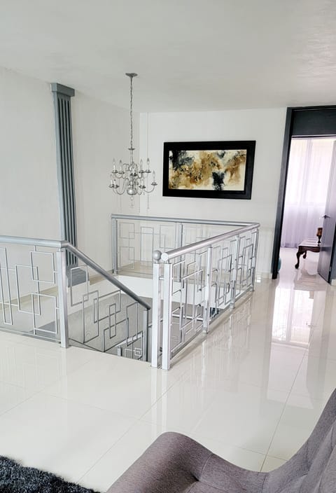 Casa totalmente decorada con estilo moderno  y banguardista.
