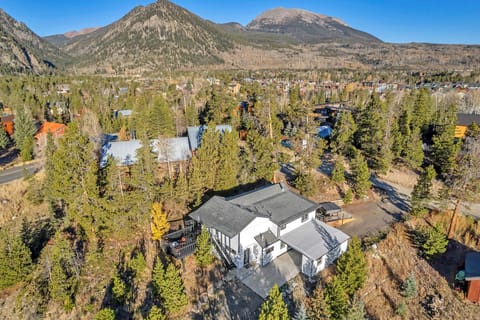 Nature's Embrace — Tucked among towering trees and walkable to Main St + nearby trails—your peaceful basecamp for fresh air and mountain days. 🌲🥾