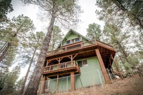Beautiful cabin  on half acre lot overlooking amazing Canyon and Mountain Views