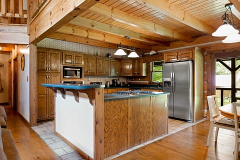 Stainless steal appliances, plenty of pots, slow cooker, cast iron pots and +++!