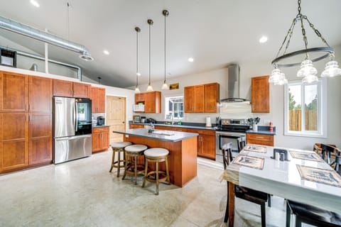 Kitchen | Dining Area | Dishware & Flatware Provided