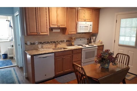 Kitchen & Dining Area