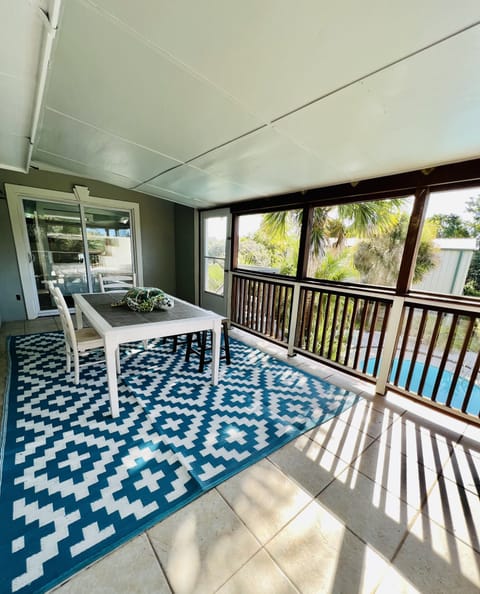 Outside dinning area - seats 6