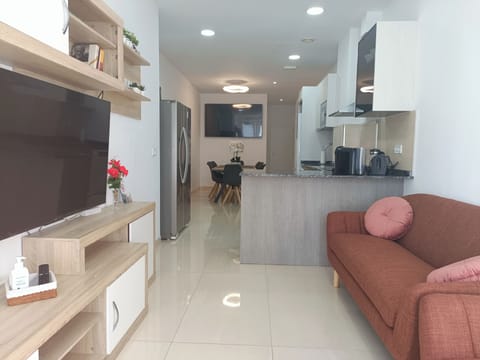 Salón (Smart Tv 58"  y aire acondicionado), vista general planta baja de la casa