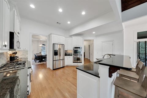 The breakfast bar accommodates 4 guests.