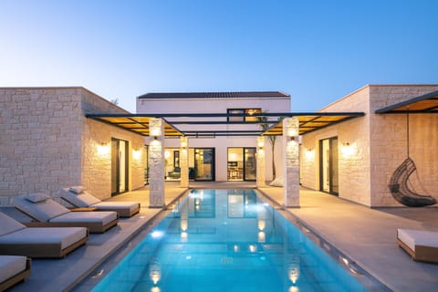 Ikritis Villa IΙI features a private 40 m² pool with loungers and stunning sea views.