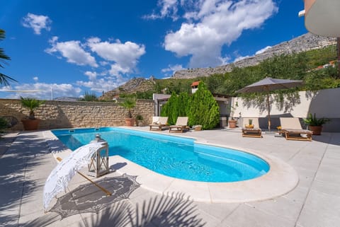 32 square meters pool, with 8 deck chairs, outdoor dinning area and a sea view