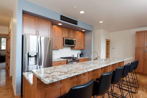 Fully stocked kitchen and Bar