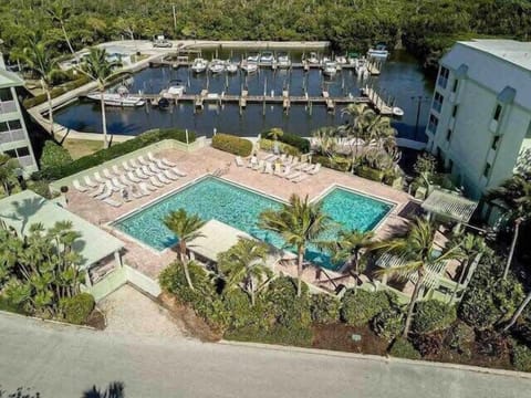 Bayside Villas Pool and Spa