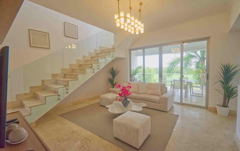 Stylish resort penthouse with amazing views (2905)