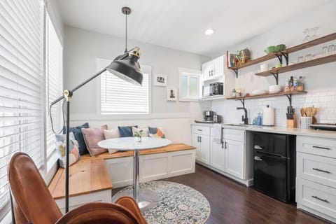 Kitchenette/dining area (1)