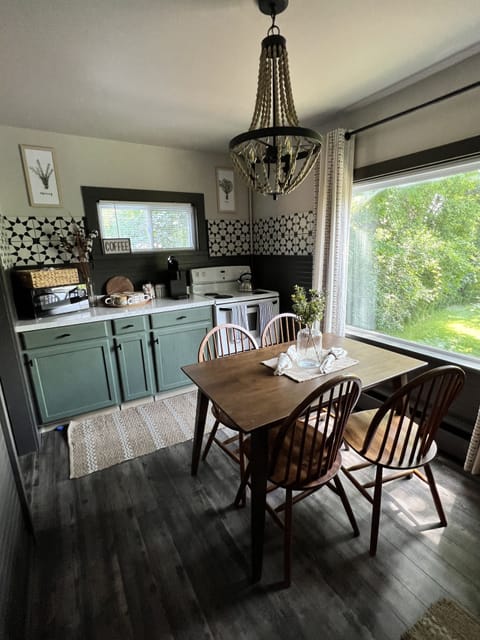 Kcups, creamer and sugar provided for keurig. Tea packets provided in drawer. 