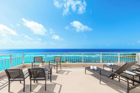 Ocean-Diamond Head Views PH Condo at Ilikai Hotel by the Beach w/Full Kitchen Apartment in Honolulu