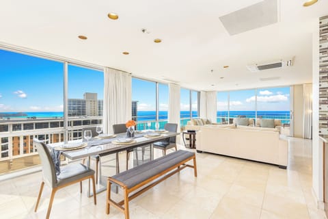 Ocean-Diamond Head Views PH Condo at Ilikai Hotel by the Beach w/Full Kitchen Apartment in Honolulu