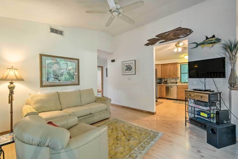 Living Room | ~5 Mi to the Gulf | Free WiFi