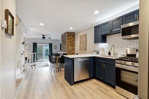 Open layout between living room, dining area, & kitchen