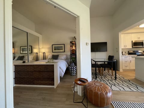 Queen bed with comfy hybrid mattress 
