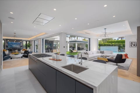 Villa Ruya by LuxJB: LA's finest vacation villas & mansion rentals by owners.
