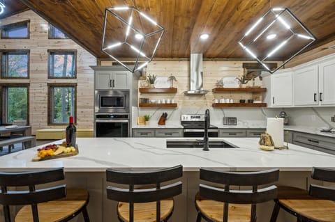 Kitchen with 2 ovens . Make or  bake any dish with amenities !