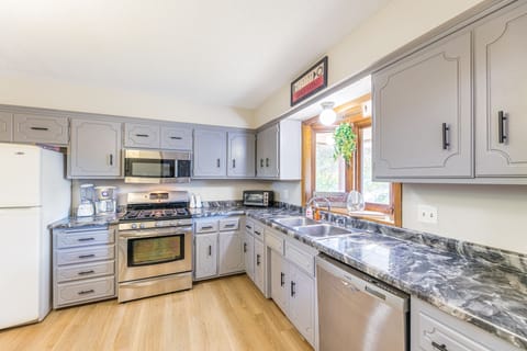 Fully stocked kitchen!