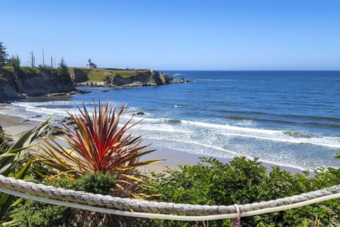 Coos Bay Vacation Rental | 3BR | 2.5BA | Step-Free Access | 2,200 Sq Ft