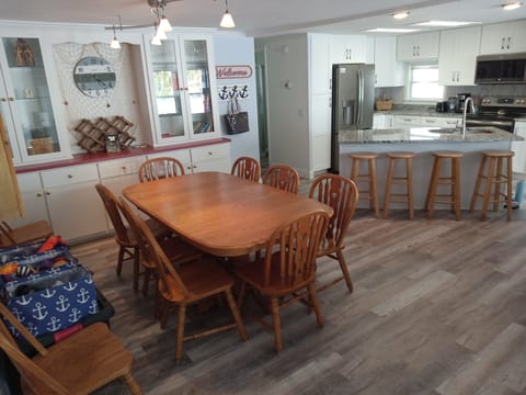 2 additional leaves for 10 person seating