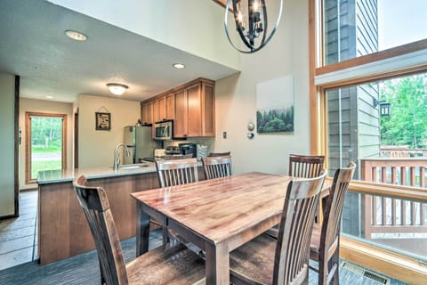 Dining Area | Dishware/Flatware Provided