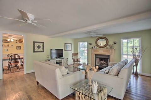 Pottsboro Vacation Rental | 2BR | 2BA | 2 Entry Steps | 1,400 Sq Ft