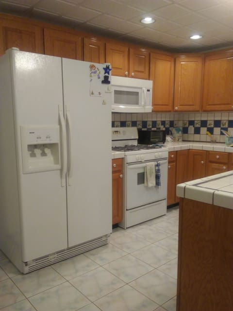 French Door Refrigerator with Ice & Water