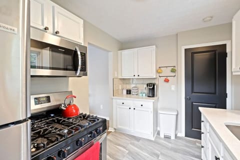 Kitchen (refrigerator, oven, microwave coffee maker)