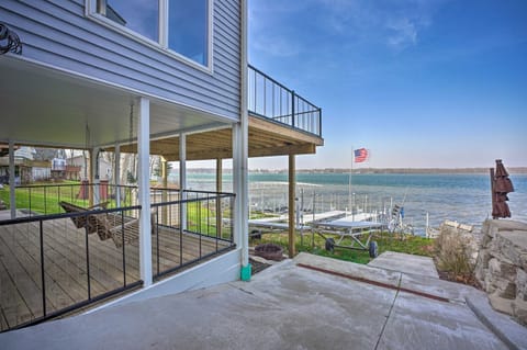 [Spacious Lake Yard] Perfect for a family bonfire with our firepit.