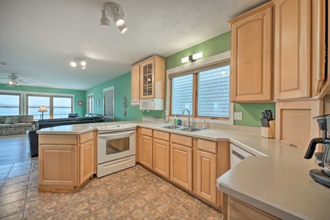 [Fully Equipped Kitchen] This is right when you enter the house.