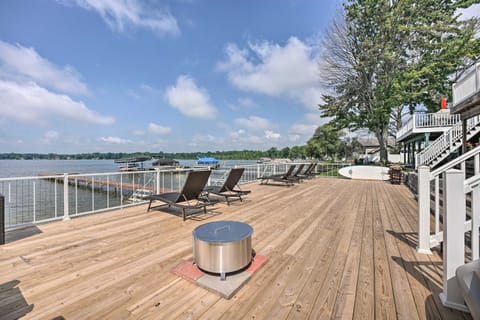 [Spacious Lake Deck] Layout with your family or grab a paddle board/kayak.